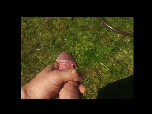 ❤️ Keçika germ di bexçeyek havînê de pisîka xwe ya pembe diqelişe û bi şuştinê dixe. ❤ Porno fb li porno ku.sexarxiv.ru